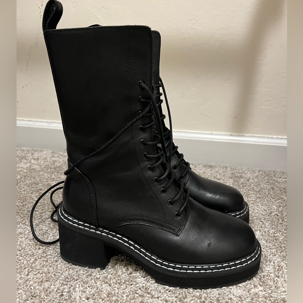 Laced boots